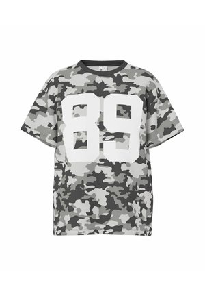 T-shirt a maniche corte con motivo mimetico nero, bianco e grigio e grande numero bianco "89" sul davanti.