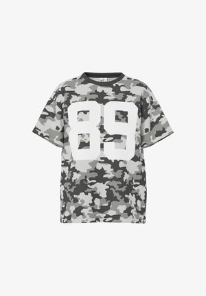 T-shirt a maniche corte con motivo mimetico nero, bianco e grigio e grande numero bianco "89" sul davanti.