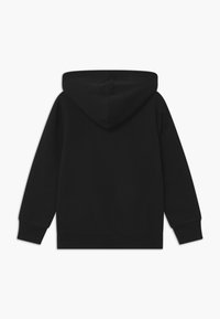 Felpa nera con cappuccio, morbido materiale di cotone, polsini e orlo a coste, tasca a marsupio, vestibilità comoda e dettagli di cucitura senza cuciture.