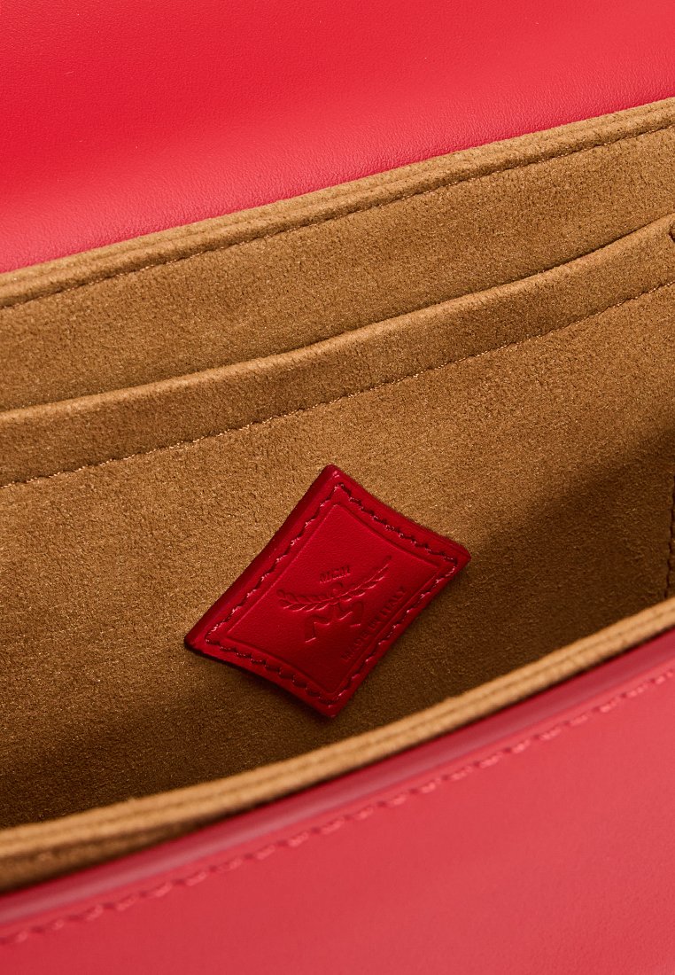 Rote Lederhandtasche mit einem weichen, hellbraunen Wildlederfutter, ausgestattet mit Fächern und einem strukturierten roten Markenschild.