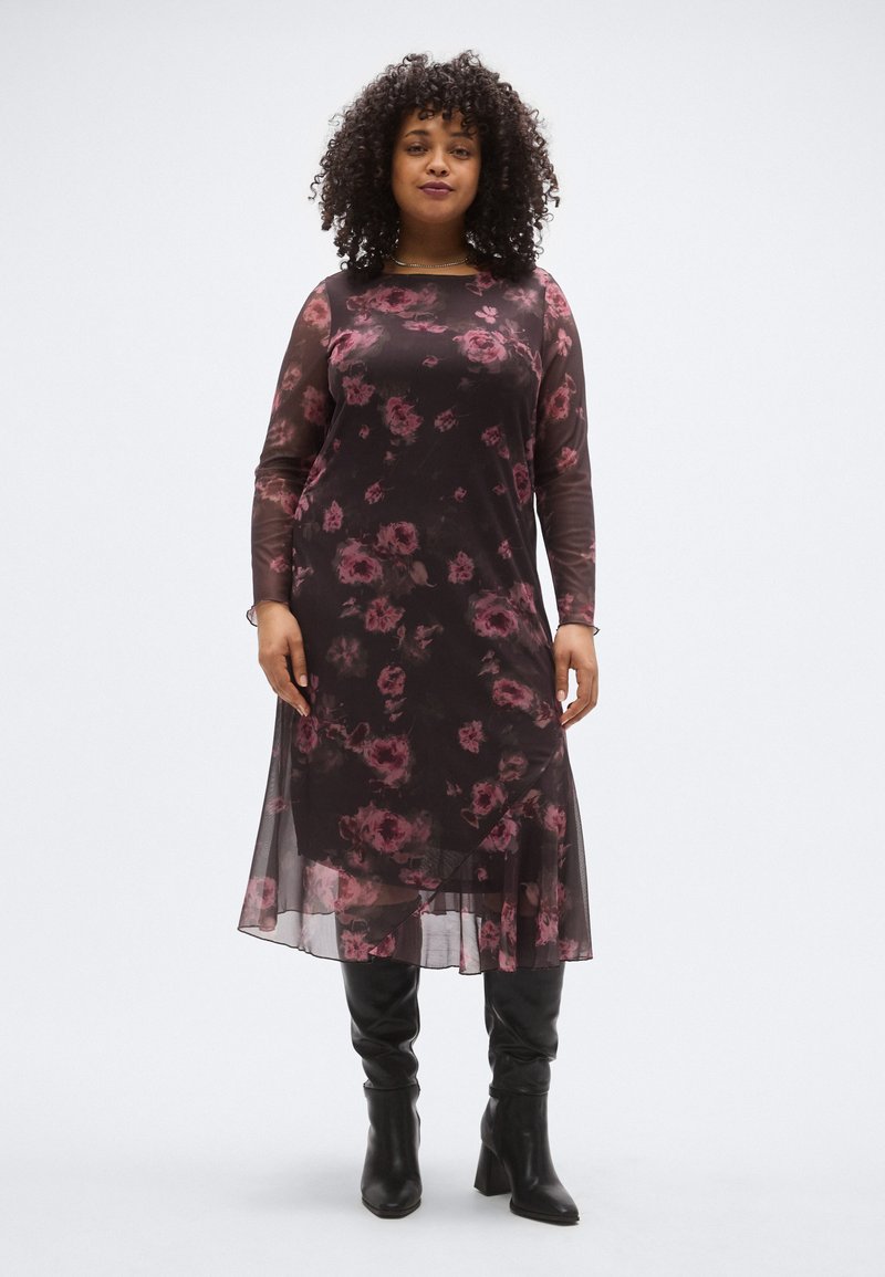 Rochie transparentă cu mâneci lungi și model floral închis în nuanțe de roz și negru. Material fluid și texturat, cu tiv asimetric.