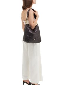 Borsa a spalla in pelle nera con texture liscia, forma arrotondata e dettagli in metallo dorato. La tracolla presenta cuciture decorative.