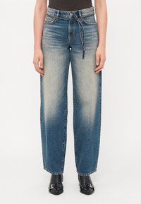 Široke jeans hlače v barvni prehodu od svetle do temne denima, z visokim pasom, sprednjim gumbom za zapiranje in zankami za pas. Nosi se z črnimi čevlji s peto.