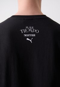 Puma PUMA X MÁS TIEMPO TWENTY FOUR GRAPHIC TEE - Potiskana majica - black