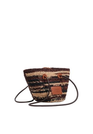 Bolso de mano de paja trenzada en marrón, negro y beige con finas correas de cuero y una etiqueta de cuero con la inscripción "BIMBA Y LOLA" en el frente.