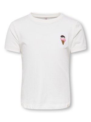 T-shirt bianca a maniche corte con una piccola toppa ricamata a forma di cono gelato sul petto sinistro.