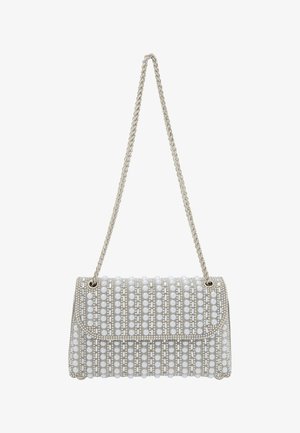 Fehér gyöngyökkel díszített kézitáska lánccal, amely téglalap alakú, texturált felületű, gyöngyök és strasszok váltakozó sorait tartalmazza.