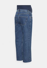 Calças de ganga azuis com um design de cintura alta, apresentando um cós elástico, dois bolsos traseiros e um corte reto.