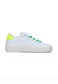 Sneaker bianche in pelle con suola piatta, lacci verdi e un accento sul tallone giallo brillante. Fascetta in velcro per una vestibilità sicura. Design minimalista.