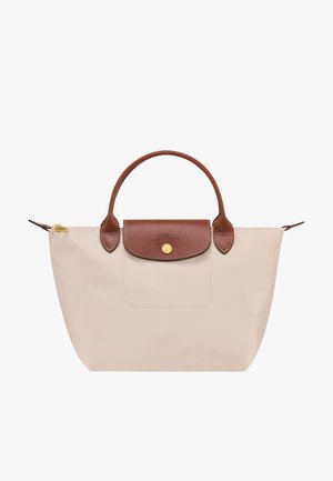 Beige Nylon-Shopper mit einer Oberklappe und Griffen aus braunem Leder, ausgestattet mit einem goldenen Druckknopfverschluss und einer Fronttasche. Glatte Textur.
