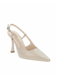 Beżowe buty na obcasie typu slingback z wyostrzonym czubkiem, teksturowaną skórzaną cholewką i zwężającym się obcasem. Posiadają regulowany pasek wokół kostki z klamrą.