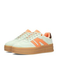 Baskets en daim vert clair avec des accents orange, bout rond, lacets plats et un détail de talon brun sur une épaisse semelle en gomme.