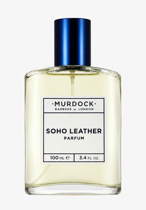Flacon rectangulaire en verre transparent de Murdock Barbers of London Soho Leather Parfum avec un bouchon cylindrique bleu, contenant 100 ml de parfum.