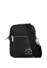 Mala preta de couro para usar ao ombro com fecho de correr, alça ajustável e detalhe de logótipo branco com a inscrição "KARL LAGERFELD PARIS" na parte da frente.