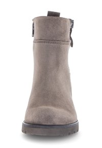 Suède enkellaars in lichtbruin met een gladde textuur, een ronde neus, zijrits en een laag profiel rubberen zool.