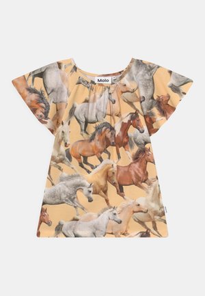 Kurzärmeliges, gelbes T-Shirt mit wiederholtem Muster verschiedener Pferdebilder. Hergestellt aus weichem Stoff mit entspannter Passform und abgerundetem Ausschnitt.