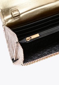 Portafoglio metallico dorato con interno testurizzato. Include più scomparti per carte, una tasca con zip e un'esterno a motivo rosa e bianco.