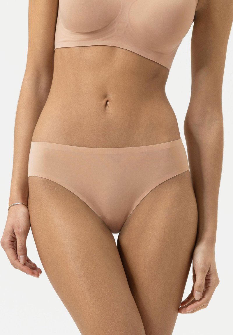 Beige nahtlose Bikini-Unterteile mit glatter Textur und mittlerer Bedeckung, ausgestattet mit einem breiten Taillenbund und ohne sichtbare Nähte.