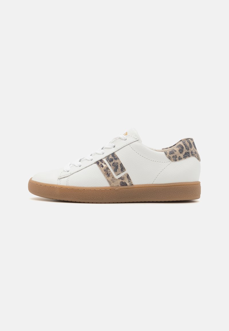 Vita lädersneakers med leopardmönstrade detaljer, platt snörning och brun gummisula. Har texturerad sömnad och minimalistisk form.