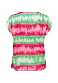 Blouse à manches courtes en tissu léger et transparent, avec des rayures ondulées en rose, vert et blanc. Coupe décontractée avec un col rond.