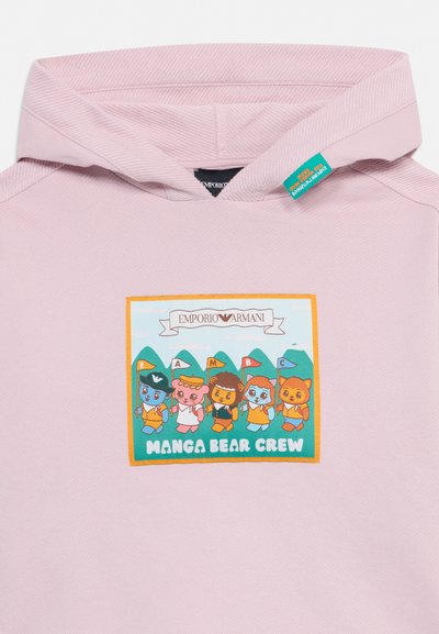 Svetlo roza pulover s kapuco z barvnim našitkom s petimi risanimi medvedki, ki držijo zastave z napisom "EMABC" pod "EMPORIO ARMANI" in "MANGA BEAR CREW".