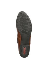 Zapato de cuero marrón con una suela de goma negra texturizada, que presenta un patrón en zigzag y un logo rojo en el talón para mayor agarre y estabilidad.