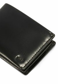 Czarny portfel ze skóry o gładkiej fakturze, z dwuczęściowym zapięciem i widocznym przeszyciem. Na przodzie znajduje się wytłoczone logo.