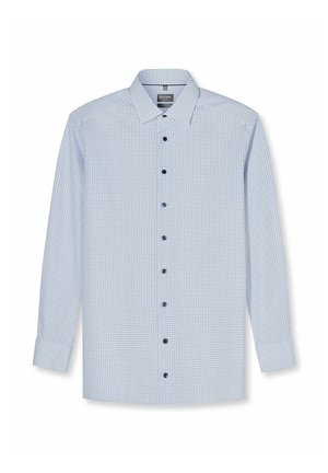 Hellblaues, langärmeliges Hemd mit Knopfleiste, versehen mit einem kleinen dunklen geometrischen Muster und einem Haifischkragen, flach auf einem weißen Hintergrund liegend.