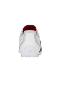 Weißer Sportschuh, Rückansicht, mit rotem Innenfutter, Akzentdesigns und einer strukturierten Sohle mit Logo auf der Fersenlasche.