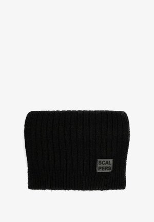 Gorro de canalé negro hecho de un material de punto suave, con una pequeña etiqueta rectangular que lleva la marca "SCALPERS" adjunta en el lateral.