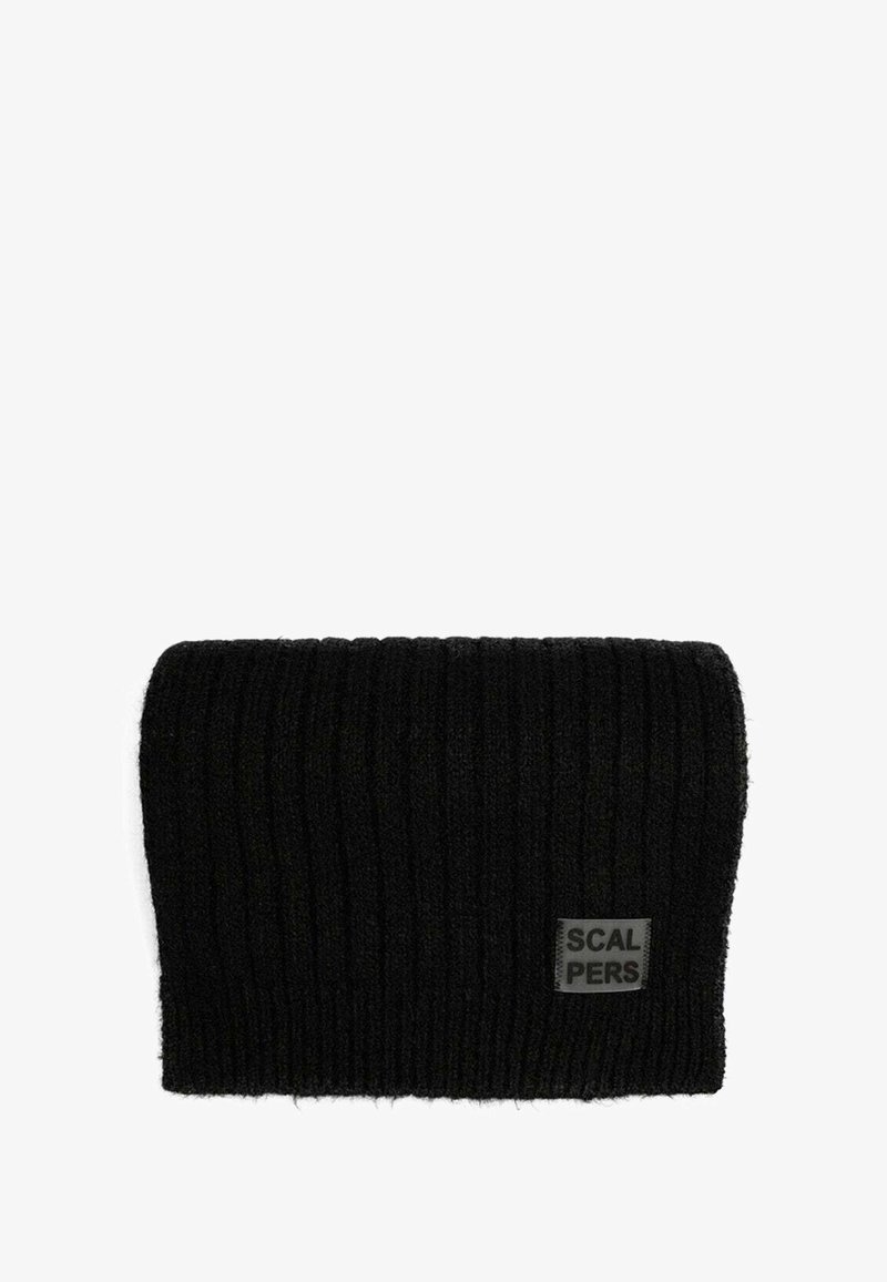 Schwarze gerippte Mütze aus weichem Strickmaterial, versehen mit einem kleinen rechteckigen Etikett mit der Marke "SCALPERS", das an der Seite angebracht ist.