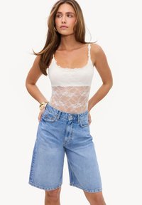 Sélectionné, offwhite solid