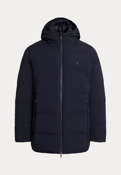 Tamsiai mėlyna pūkinė striukė su užtrauktuku priekyje, gaubtu ir šoniniais kišenėmis. Pagaminta iš glotnios, lengvos medžiagos su siūlėmis padalintais skydeliais.