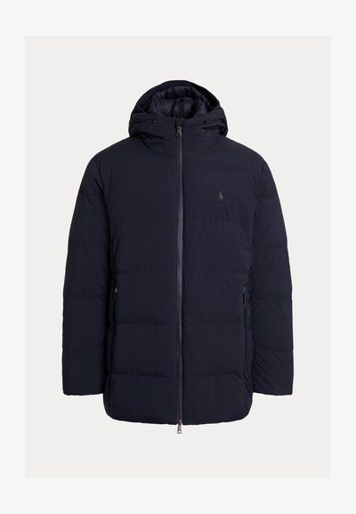 Tamsiai mėlyna pūkinė striukė su užtrauktuku priekyje, gaubtu ir šoniniais kišenėmis. Pagaminta iš glotnios, lengvos medžiagos su siūlėmis padalintais skydeliais.