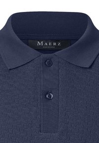 Marineblaues Poloshirt mit strukturiertem Muster, Dreiknopf-Leiste und geripptem Kragen. Enthält ein Etikett mit "Maerz Muenchen."