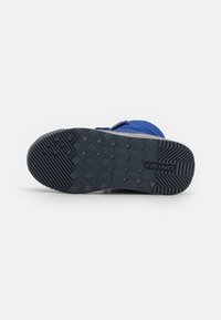 Modré voděodolné boty s texturovanou černou gumovou podrážkou. Obsahují cik-cak vzor a branding "VIKING" na boku. Součástí je nastavitelné poutko.