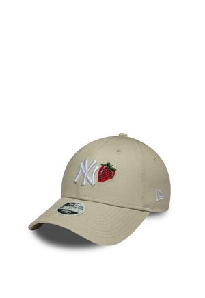 Gorra beige de los New York Yankees con las letras NY en blanco, una fresa roja bordada y una pegatina circular en la visera.