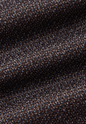 Tkanina tkana z fakturowanym wzorem w ciemnym brązie z niebieskimi akcentami, prezentująca wzór w kratkę i miękkie, trwałe wykończenie.