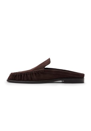 Dunkelbrauner Wildleder-Loafer ohne Ferse mit flacher schwarzer Sohle und gerafften Nähten auf der Vorderseite.