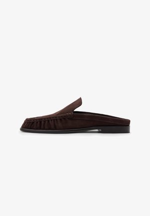 Dunkelbrauner Wildleder-Loafer ohne Ferse mit flacher schwarzer Sohle und gerafften Nähten auf der Vorderseite.