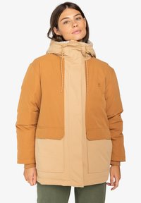 Brun och beige vadderad jacka med huva, som har två framfickor, snöre detaljer och en slät yta.