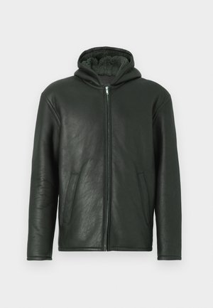 Mørkegrøn læderjakke med hætte, lynlås lukning og to sidelommer. Indersiden har et blødt, struktureret foer for varme.