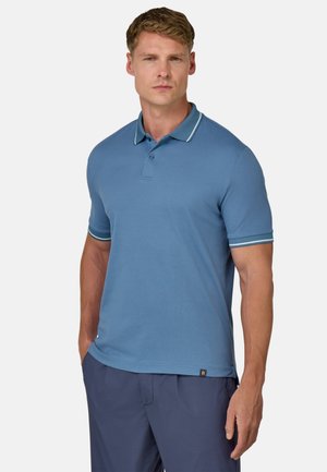 Polo shirt blu realizzato in tessuto liscio, presenta un colletto classico, maniche corte con polsini a righe e un discreto etichetta del marchio sull'orlo.