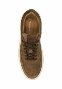 Braune Ledersneaker mit strukturierter Oberfläche, runder Zehenpartie und weißer Gummisohle. Verfügt über braune Schnürsenkel und kontrastierende Nähdetails.