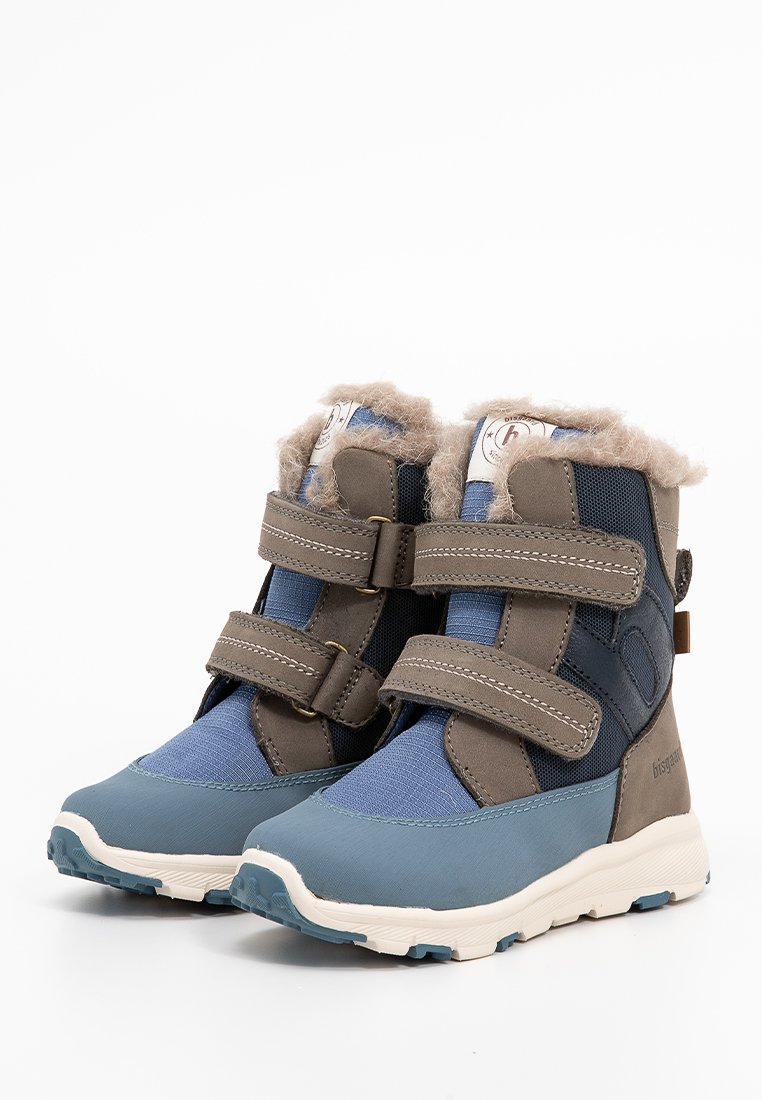 Kinder-Winterstiefel in Blau und Braun mit Kunstfellfutter und zwei verstellbaren Klettverschlüssen auf weißem Hintergrund.