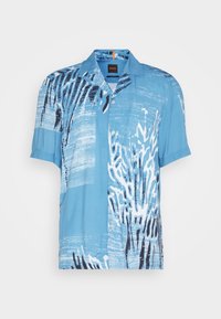 Koszula na krótki rękaw z guzikami w jasnoniebieskim kolorze z abstrakcyjnymi białymi i ciemnoniebieskimi wzorami. Wykonana z miękkiej tkaniny, z klasycznym kołnierzem.