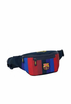 Nerka z czerwonymi, niebieskimi i czarnymi pionowymi paskami, herbem FC Barcelona z przodu, dwoma kieszeniami na zamek i regulowanym czarnym paskiem.