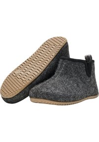 Paire de chaussons en feutre gris à enfiler avec des semelles en caoutchouc beige et une languette noire et blanche au talon.