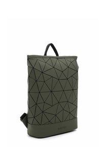 Mochila geométrica verde con un patrón texturizado, con detalles en negro y una asa superior para llevar. Nombre de la marca "SURI FREY" en la base.