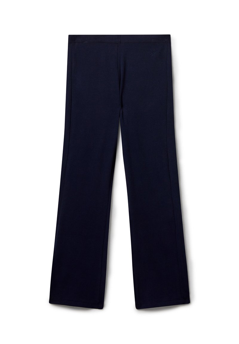 Pantaloni dritti blu navy con cintura elastica e discreto logo ricamato vicino alla vita su sfondo bianco.
